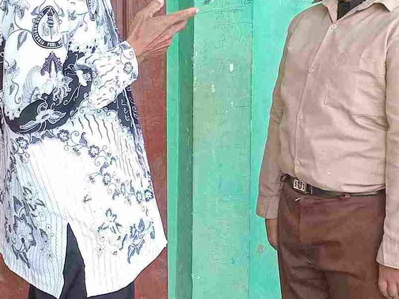 Guru Menyapa Siswa Sebelum Memulai Pelajaran