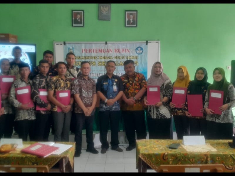 Penyerahan SK PW